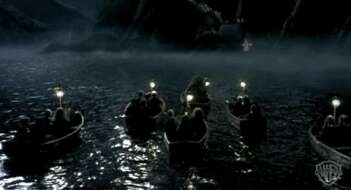 Mit den Booten geht es über den See nach Hogwarts... (Bild aus dem Film, Copyright WB)