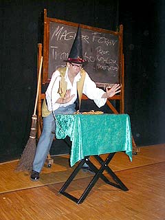 Monsieur Radalou von Beauxbatons (Bildquelle: SWR-Tagesprophet auf http://tagesprophet.swr3.de) - ein Klick bringt ihn, als Muggelzauberer verkleidet, bei einem Auftritt beim Räte-Open-Air in Tübingen im Juli 2001