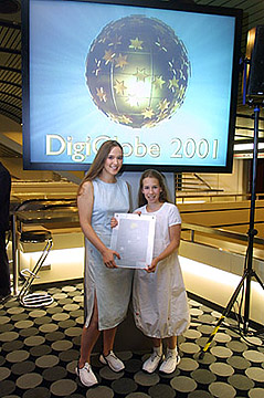 Sarah uns Saskia Preissner als Gewinnerinnen des DigiGlobe Young Talents 2001