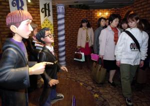 Japanische Fans strömen in die am 28.11. eröffnete HarryPotter Ausstellung