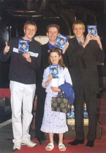 Die Weasley-Darsteller (Percy oben Mitte) beim Launch der DVD in Japan